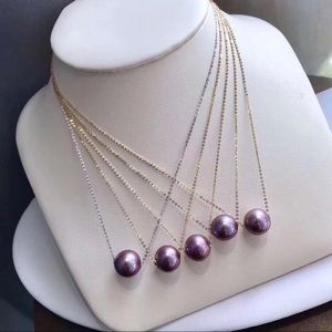 Classic Pearl pendant in 18K setting with chain.